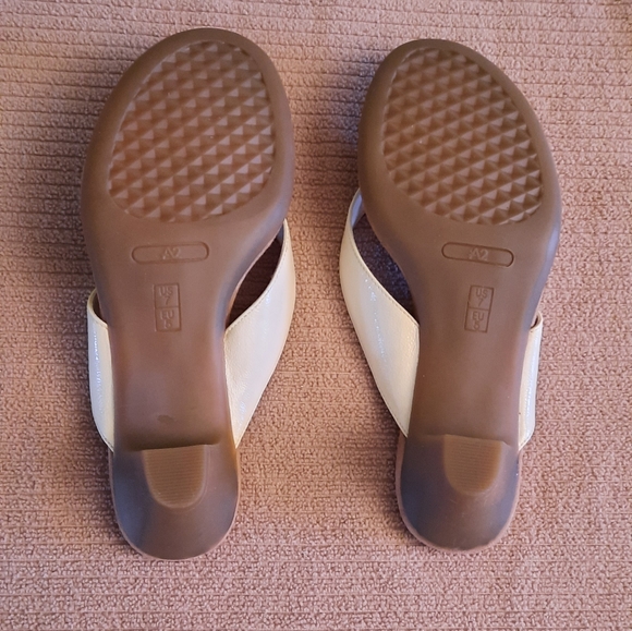 NWOT A2 by Aerosoles Beige Thong Kitten Heel Sandals - Picture 7 of 7